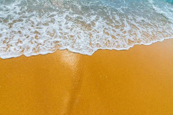 きれいな砂浜の柔らかい青い海の波 — ストック写真