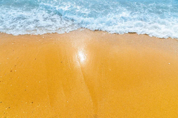 Голубая Океанская Волна Чистом Песчаном Пляже — стоковое фото