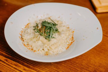 Üstünde rendelenmiş parmesan peyniri olan peynirli makarna.