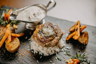 Yeşil tereyağlı mantar soslu biftek ve sebze.