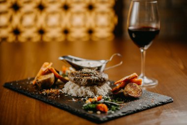 Yeşil tereyağlı mantar soslu biftek ve sebze.