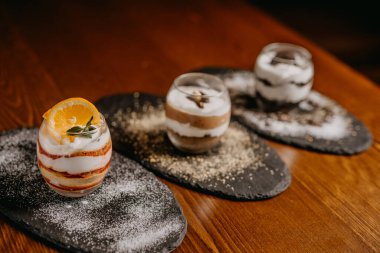 Kahve ve şarapla nefis bir pasta.