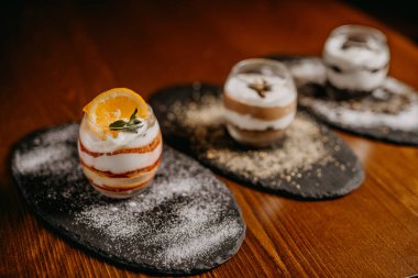 Kahve ve şarapla nefis bir pasta.