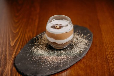 Kahve ve şarapla nefis bir pasta.