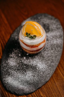 Kahve ve şarapla nefis bir pasta.