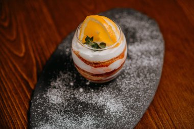 Kahve ve şarapla nefis bir pasta.