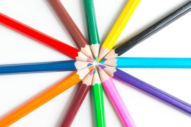 Beyaz arkaplanda renkli kalemler