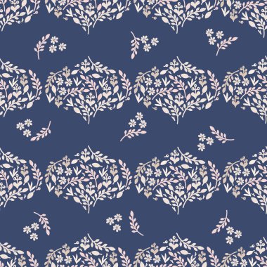 Böğürtlen arka planında pembe yapraklar ve çiçekler olan kusursuz bir desen..