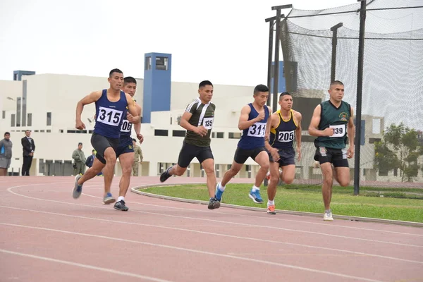 陸上競技場の周りを走る6人の男の子 軍隊のオリンピックで1000 800メートルのフラットは最初の場所を論争する — ストック写真