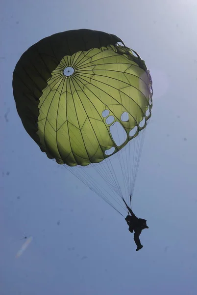 Дивлячись Місце Посадки Згори Небі Спускаючись Оливково Зеленими Парашутами Військові — стокове фото