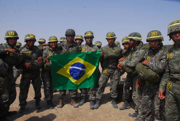 Grupo Paraquedistas Militares Renudios Antes Salto Confiança Junto Com Instrutores — Fotografia de Stock