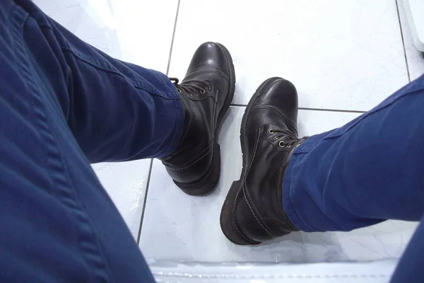 Hombre Peruano Sentado Mostrando Zapatos Botín Marrón Pantalones Azules —  Fotos de Stock