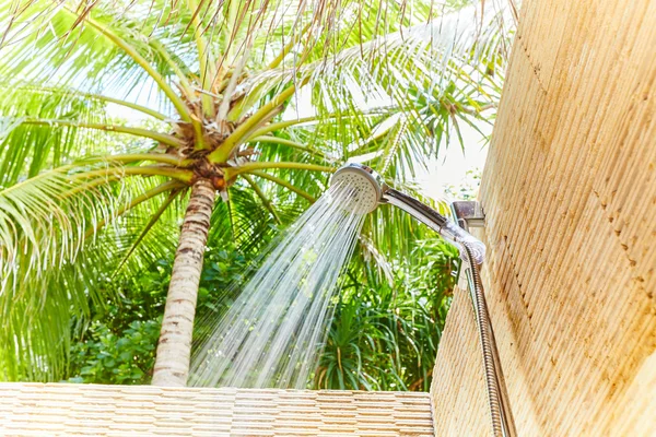 Vodní sprcha pro horké letní den — Stock fotografie