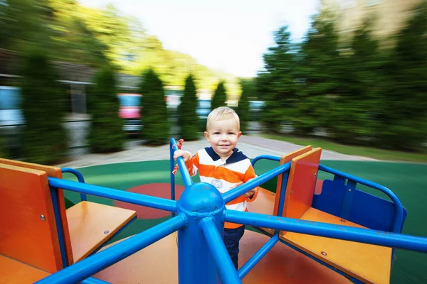 Baby på karusellen — Stockfoto