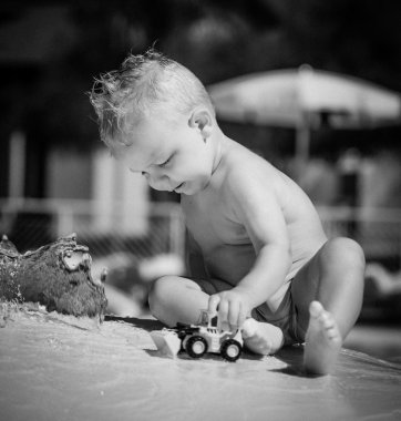 Bebek havuzda oynuyor