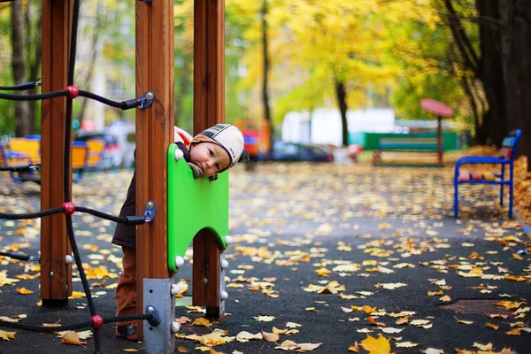 Baby på lekplatsen — Stockfoto