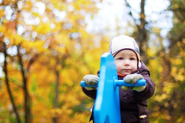 Bebê no parque infantil — Fotografia de Stock