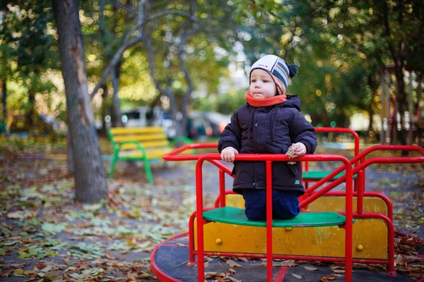 Ребенок на детской площадке — стоковое фото