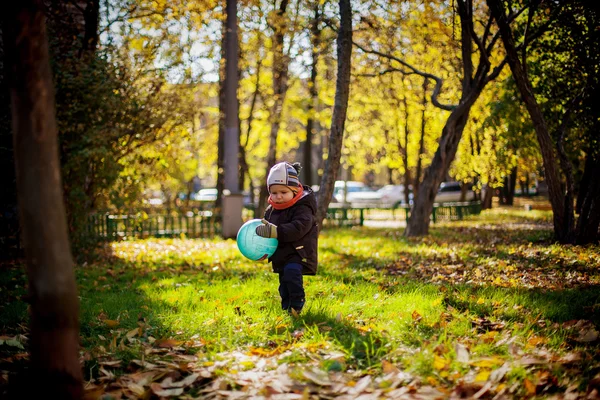 Bebê no parque infantil — Fotografia de Stock