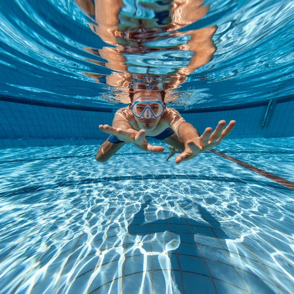 Man i poolen — Stockfoto