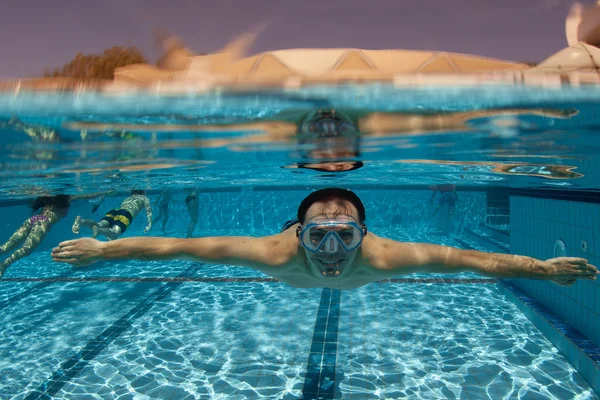 Man i poolen — Stockfoto