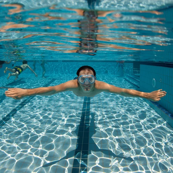 Mand i swimmingpool - Stock-foto