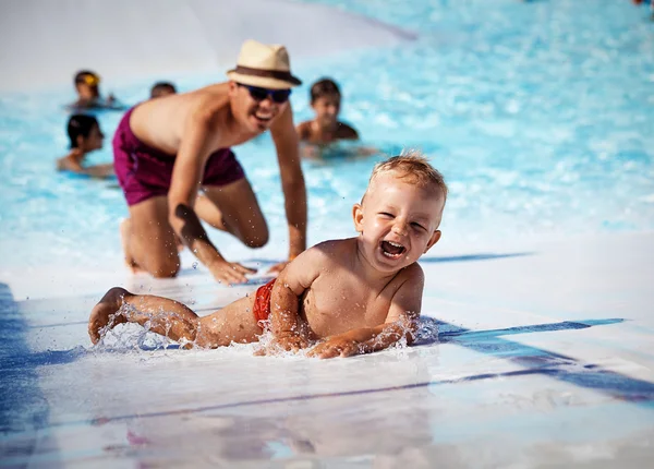 I poolen — Stockfoto