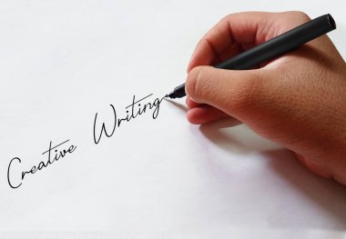 El ile Yaratıcı Yazma Arkaplanı kağıda kalemle yazıyor. Modern telif hakkı telif hakkı kavramı