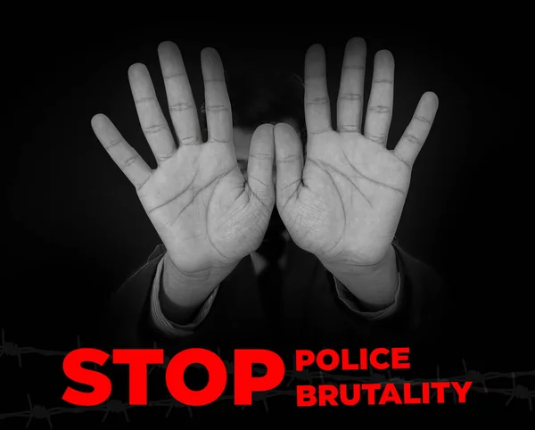 警察の残忍なバックアップの概念を黒と白の色で停止します 両手で抵抗する男 — ストック写真
