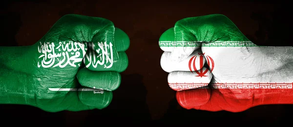 Riket Saudiarabien Och Iran Flagga Målade Knytnäve Pekar Mot Varandra — Stockfoto