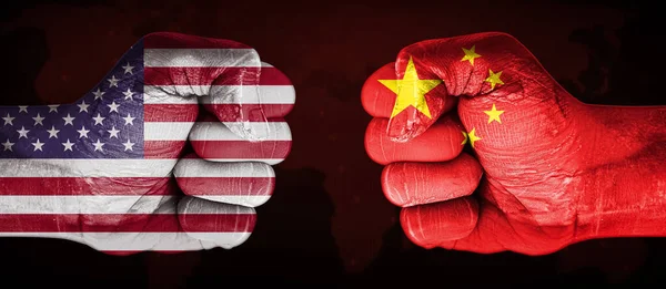 États Unis Contre Chine Drapeau Peint Sur Poing Pointant Vers — Photo