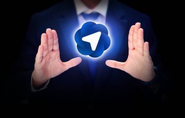 ChatGPT Atlas tarayıcısı siyah arkaplan ile ellerin ortasında yüzüyor ve parlıyor, teknolojik illüstrasyon editörü