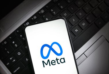 Akıllı Telefon Ekranındaki Meta Kapat, dizüstü bilgisayarın anahtar sözcüğüyle illüsel arkaplan