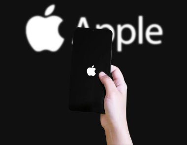 Arkaplanda bulanık logo olan Apple akıllı telefonu, illüstrasyon konsepti.
