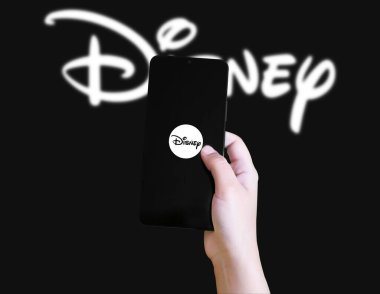 Akıllı telefon ekranında logosu olan Disney Mobil Uygulama Konsepti, illüstrasyon Arkaplanı