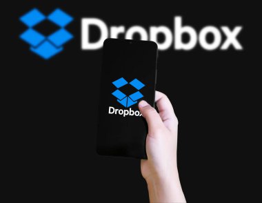 Cep telefonu ekranında dropbox logosu, akıllı telefon konsepti. Resimli yazı arkaplanı