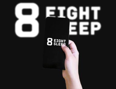 Sekiz Uykuda mobil uygulama elinde, editörlük arka planında.