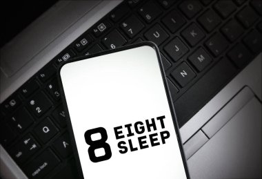 Sekiz Uyku akıllı telefon ekranında, kapanış, editoryal arka plan.