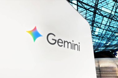 Beyaz duvarda Gemini logosu düşük açılı görünüm, yapay zeka editoryal arka plan