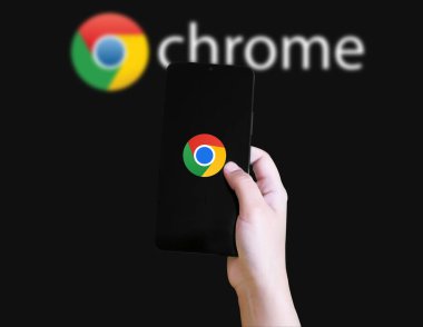 Google Chrome Tarayıcı ve Arama motoru kavramı, elinde Smartphone ile uygulama, yazı arkaplanı gösterimi