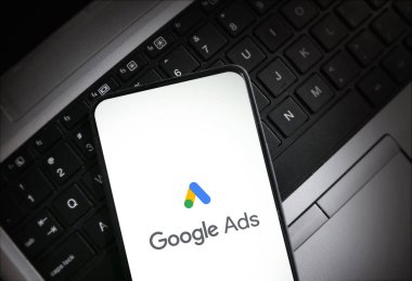 Google Reklamcılık 'ın editörlük geçmişi ile pazarlama ve reklamcılık. Kampanya, strateji
