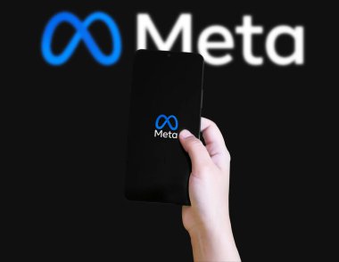 Akıllı telefon ekranında meta, sosyal medya editoryal arkaplan.