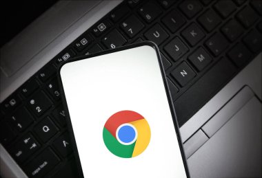 Arama Motoru Google Chrome tarayıcı laptop klavyesine yerleştirilmiş bir akıllı telefonun üst görünümü, editroyal