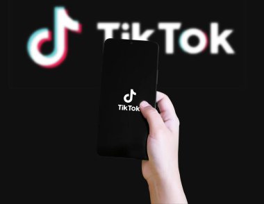 Tiktok eğlence mobil uygulaması akıllı telefon ekranında resimli arkaplanda gösteriliyor