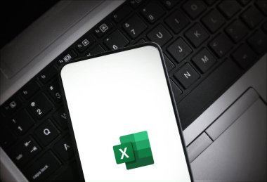 Akıllı telefon dizüstü bilgisayarda Excel logosunu gösteren klavye arkaplan resimli editör.
