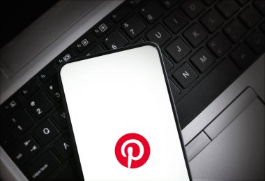 Klavyede Pinterest logosunu gösteren akıllı telefon klavye illüstrasyon teknolojisi ve sosyal medya kavramı