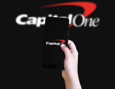 Akıllı telefondaki mobil uygulama arayüzü el illüstrasyon görüntüsü tarafından tutulur.