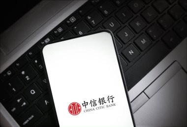 China CITIC Bank uygulaması dizüstü bilgisayarda dinlenen akıllı telefon üzerinde açık resimli yazı işleri teknolojisi finans kavramı
