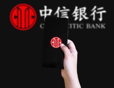 CITIC Bank logosunu bulanık arkaplan işaretli resimli resimli gösteren akıllı telefon.