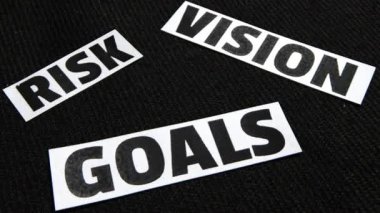 Risk, Vizyon ve Hedefler tipografisi dağınık kağıt parçaları, arkaplan.